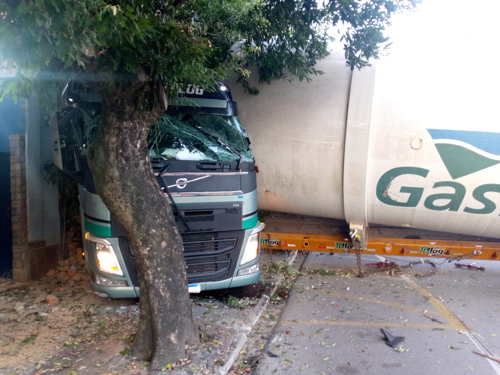 VÍDEO | Trem atinge caminhão de gás no Centro de Paraíba do Sul