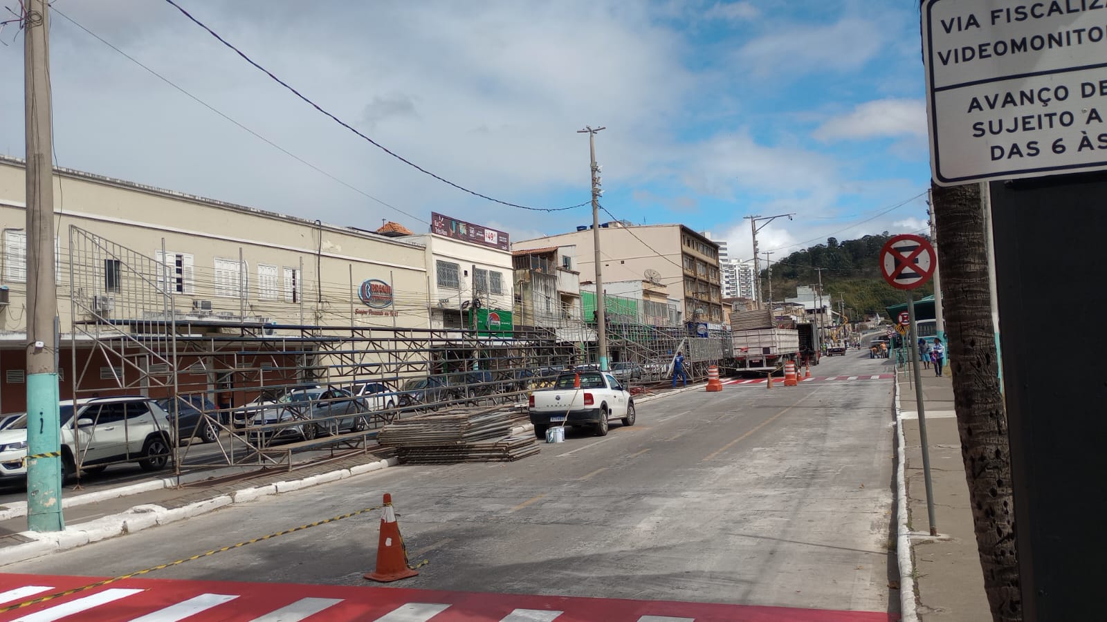 Prefeitura de Três Rios inicia montagem da estrutura para os desfiles cívicos da Semana da Pátria